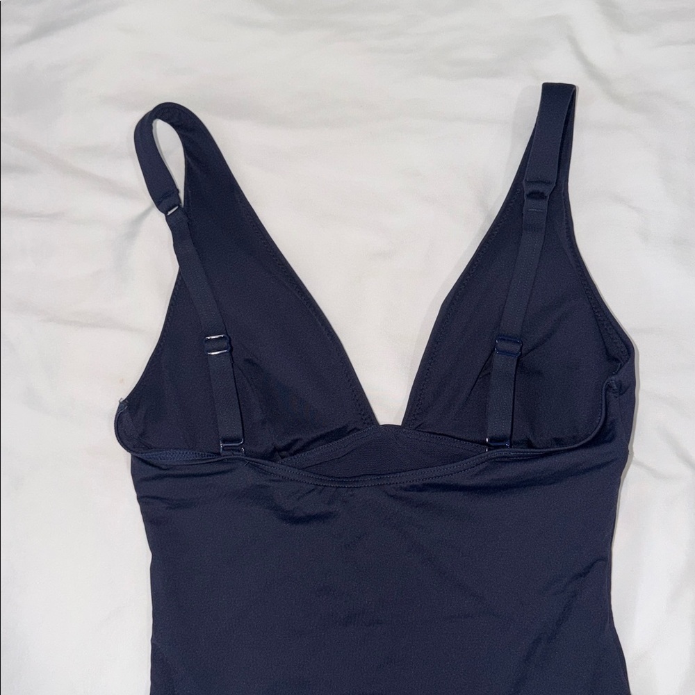 Sea Level Swim Australia One Piece
Navy Swimsuit Size 8 - Picture 5 of 9